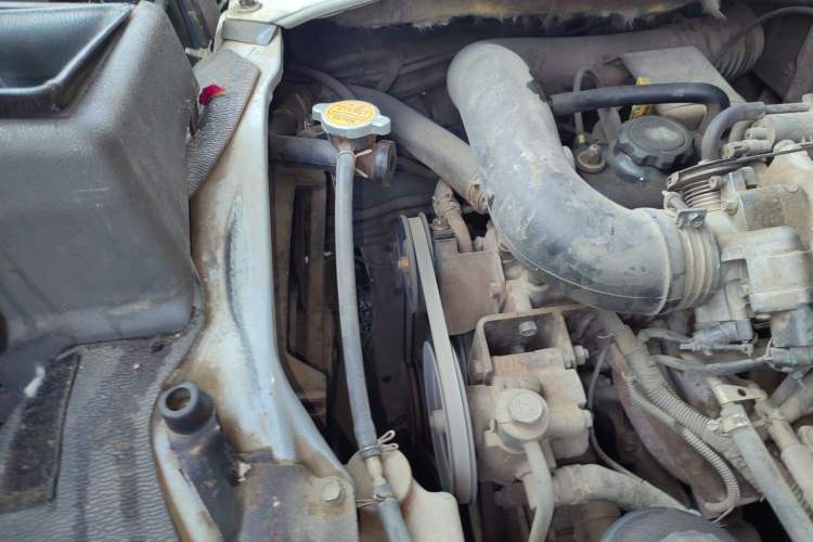 Used Jinbei Hiace 2011 2.0L 5th Generation Kuaiyunwang Standard Version 4G19 Engine Bay Right