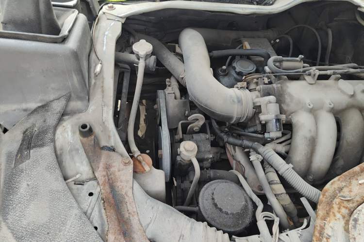 Used Jinbei Hiace 2011 2.0L 5th Generation Kuaiyunwang Standard Version 4G19 Engine Bay Right