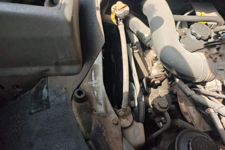 Used Jinbei Hiace 2011 2.0L 5th Generation Kuaiyunwang Standard Version 4G19 Engine Bay Right