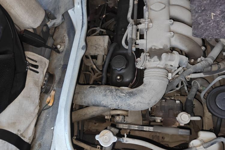 Used Jinbei Hiace 2011 2.0L 5th Generation Kuaiyunwang Comfort Z-Type 4G19 Engine Bay Right