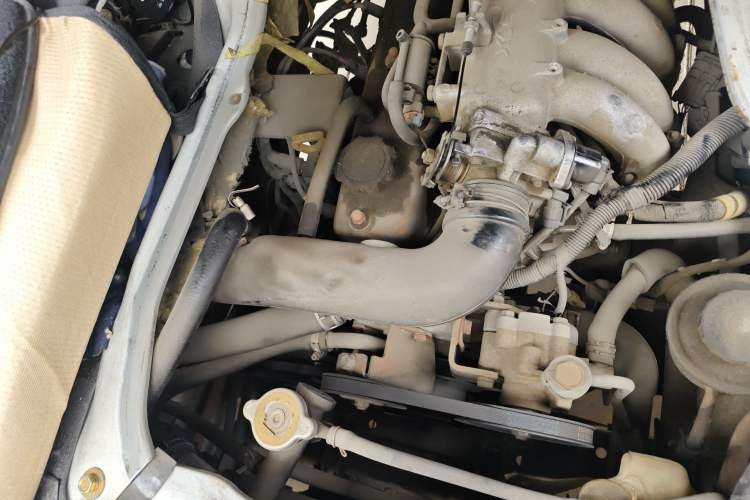 Used Jinbei Hiace 2011 2.0L 5th Generation Kuaiyunwang Standard Version 4G19 Engine Bay Right