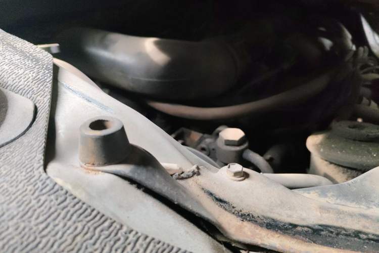 Used Jinbei Hiace 2011 2.0L 5th Generation Kuaiyunwang Comfort Type K 4G19 Engine Bay Right