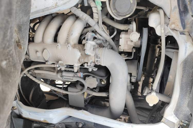 Used Jinbei Hiace 2011 2.0L 5th Generation Kuaiyunwang Comfort Type K 4G19 Engine Bay