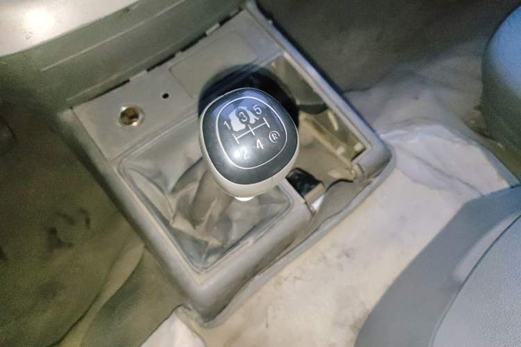 Used Jinbei Hiace 2011 2.0L 5th Generation Kuaiyunwang Standard Version 4G19 Gear Lever