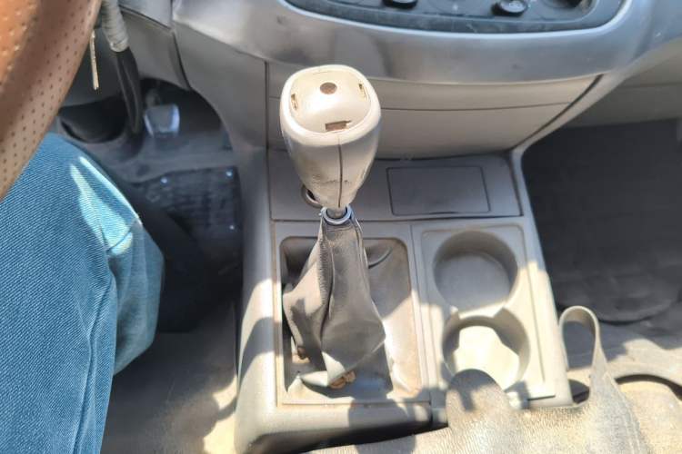 Used Jinbei Hiace 2011 2.0L 5th Generation Kuaiyunwang Standard Version 4G19 Gear Lever