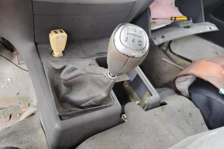 Used Jinbei Hiace 2011 2.0L 5th Generation Kuaiyunwang Standard Version 4G19 Gear Lever