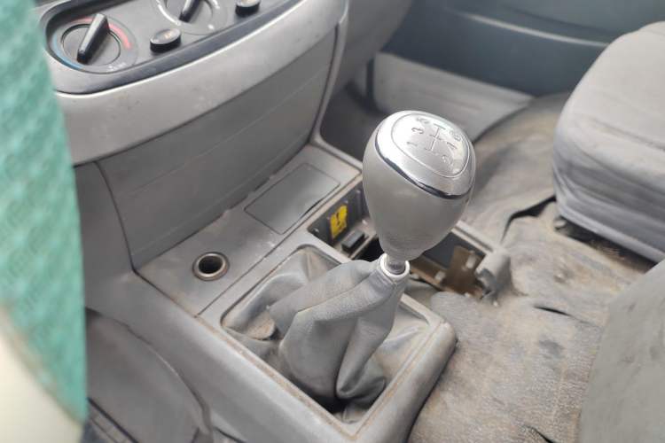 Used Jinbei Hiace 2011 2.0L 5th Generation Kuaiyunwang Standard Version 4G19 Gear Lever