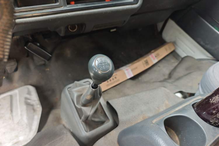 Used Jinbei Hiace 2011 2.0L 5th Generation Kuaiyunwang Standard Version 4G19 Gear Lever