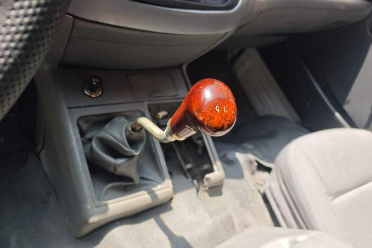 Used Jinbei Hiace 2011 2.0L 5th Generation Kuaiyunwang Standard Version 4G19 Gear Lever