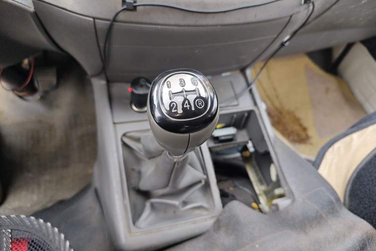 Used Jinbei Hiace 2011 2.0L 5th Generation Kuaiyunwang Standard Version 4G19 Gear Lever