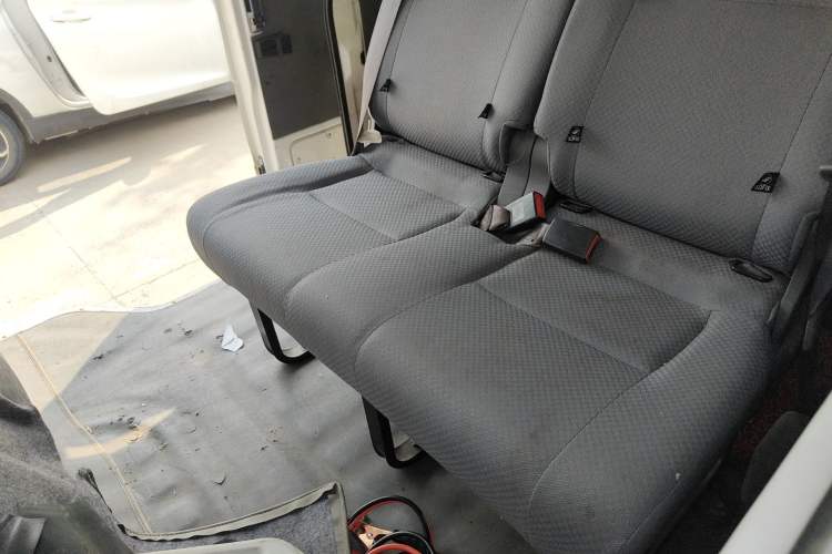 Used Jinbei Hiace 2011 2.0L 5th Generation Kuaiyunwang Comfort Type K 4G19 Interior 4