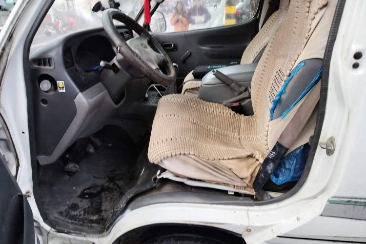 Used Jinbei Hiace 2011 2.0L 5th Generation Kuaiyunwang Standard Version 4G19 Left Front Seat