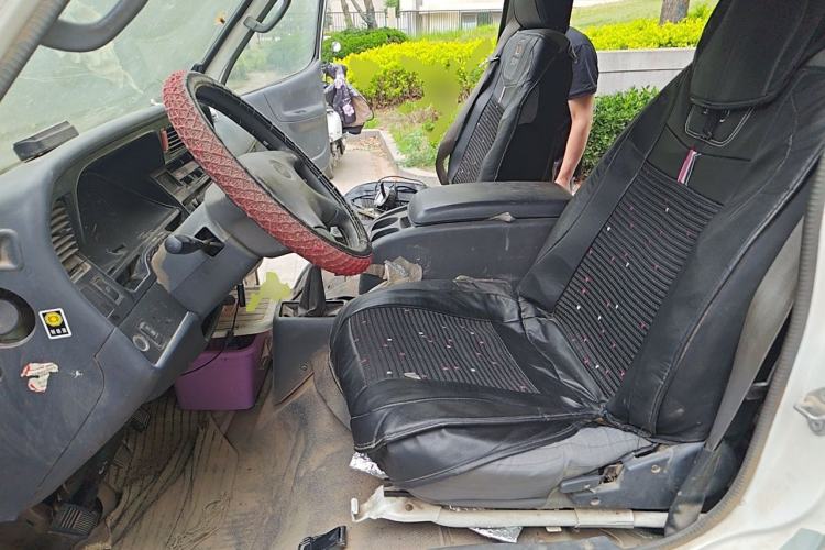 Used Jinbei Hiace 2011 2.0L 5th Generation Xiangyun Comfort Version 4G20D4B Left Front Seat