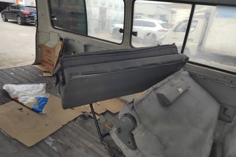 Used Jinbei Hiace 2011 2.0L 5th Generation Kuaiyunwang Standard Version 4G19 Left Rear Seat