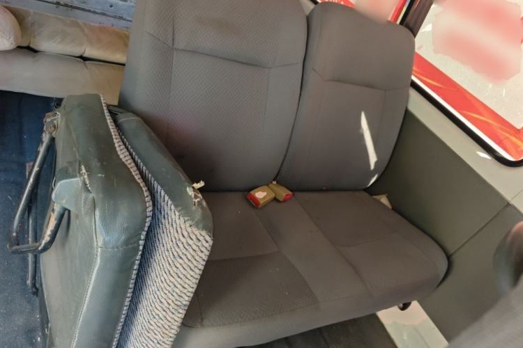 Used Jinbei Hiace 2011 2.0L 5th Generation Kuaiyunwang Standard Version 4G19 Left Rear Seat