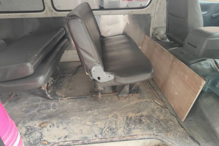 Used Jinbei Hiace 2011 2.0L 5th Generation Kuaiyunwang Standard Version 4G19 Left Rear Seat