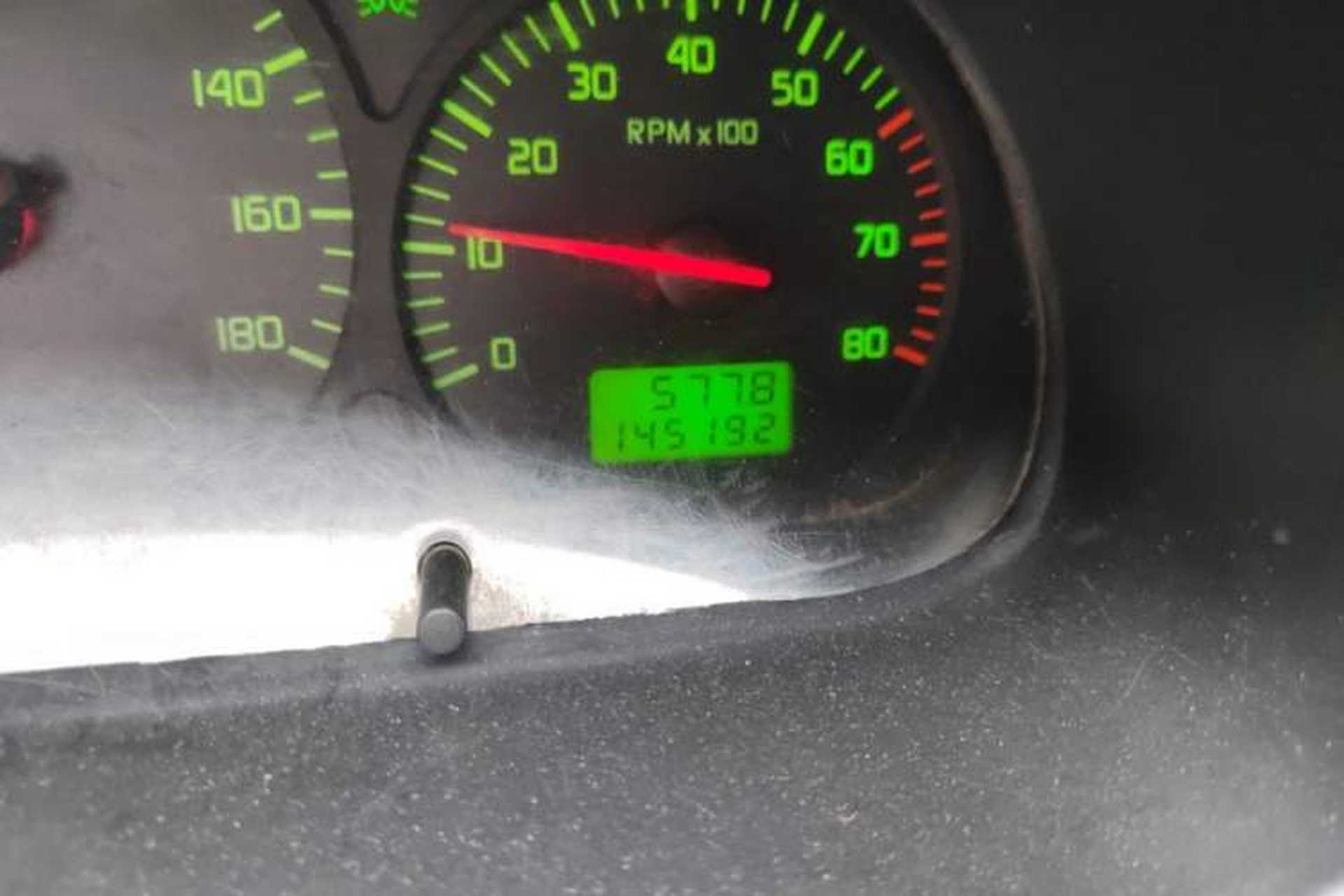 Used Jinbei Hiace 2011 2.0L 5th Generation Kuaiyunwang Comfort Z-Type 4G19 Odometer Close Up