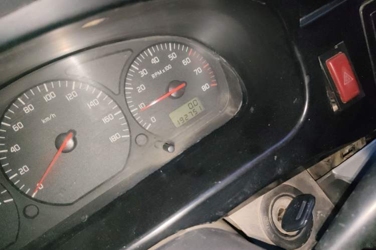 Used Jinbei Hiace 2011 2.0L 5th Generation Kuaiyunwang Standard Version 4G19 Odometer Close Up