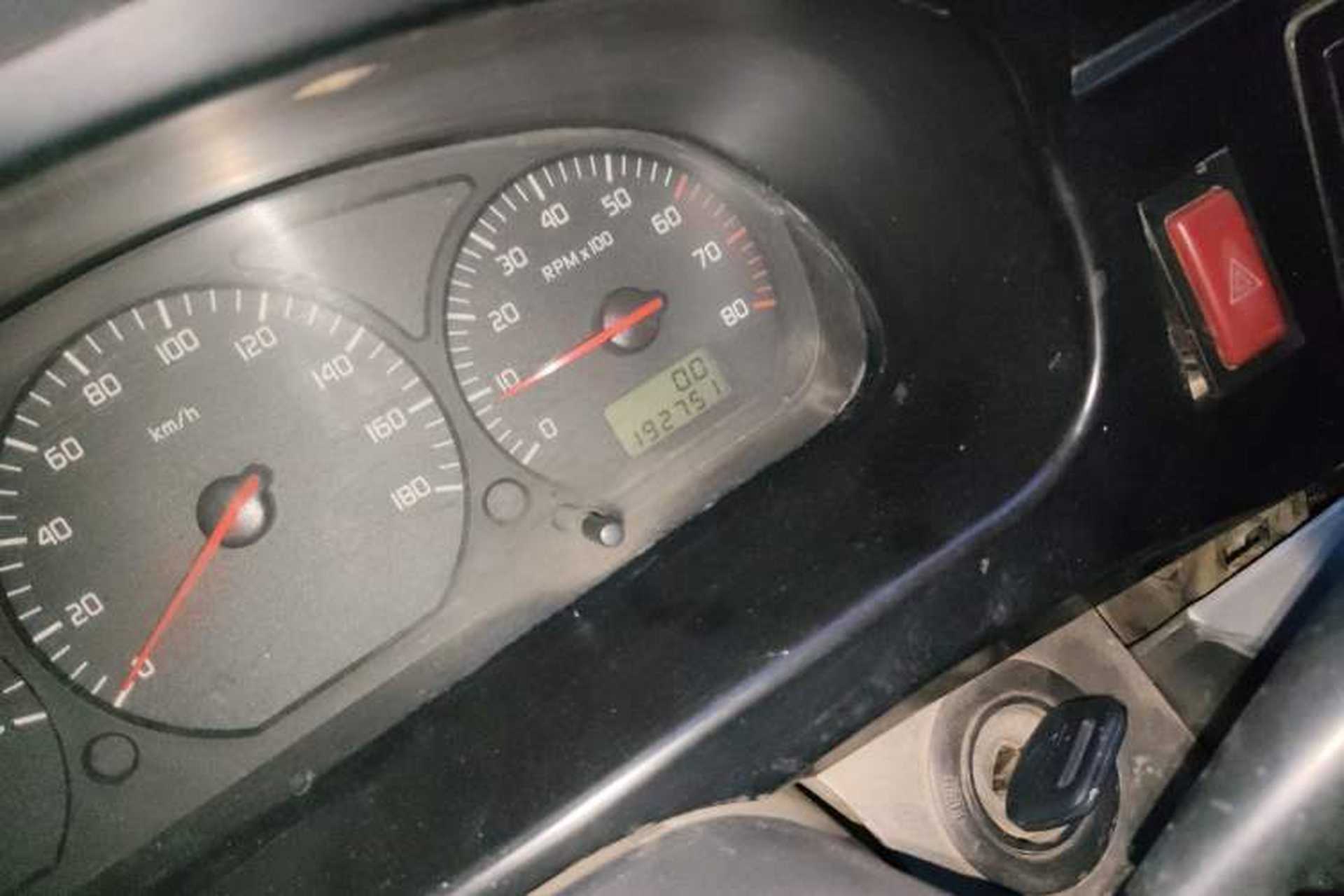 Used Jinbei Hiace 2011 2.0L 5th Generation Kuaiyunwang Standard Version 4G19 Odometer Close Up