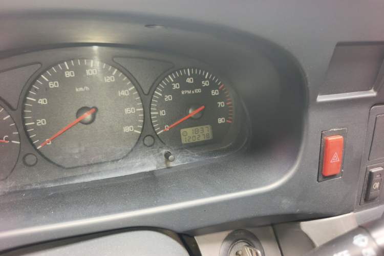 Used Jinbei Hiace 2011 2.0L 5th Generation Kuaiyunwang Luxury Edition 4G19 Odometer Close Up