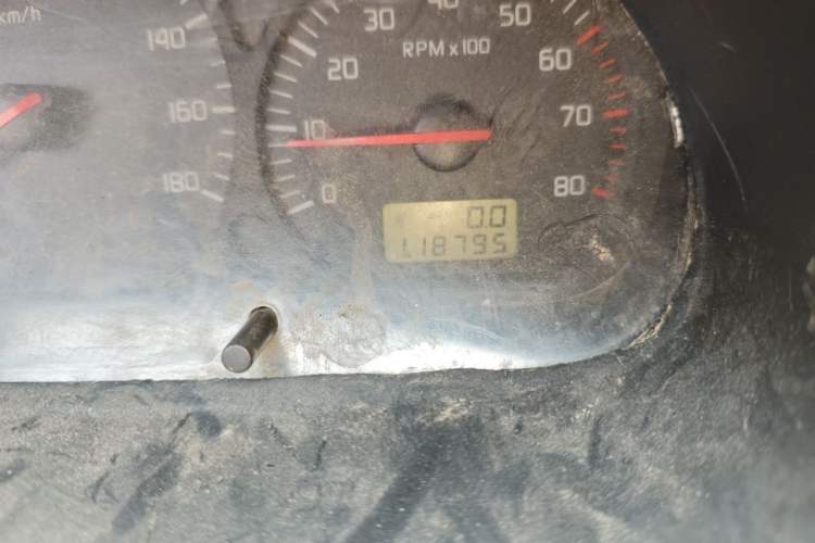 Used Jinbei Hiace 2011 2.0L 5th Generation Kuaiyunwang Luxury Edition 4G19 Odometer Close Up