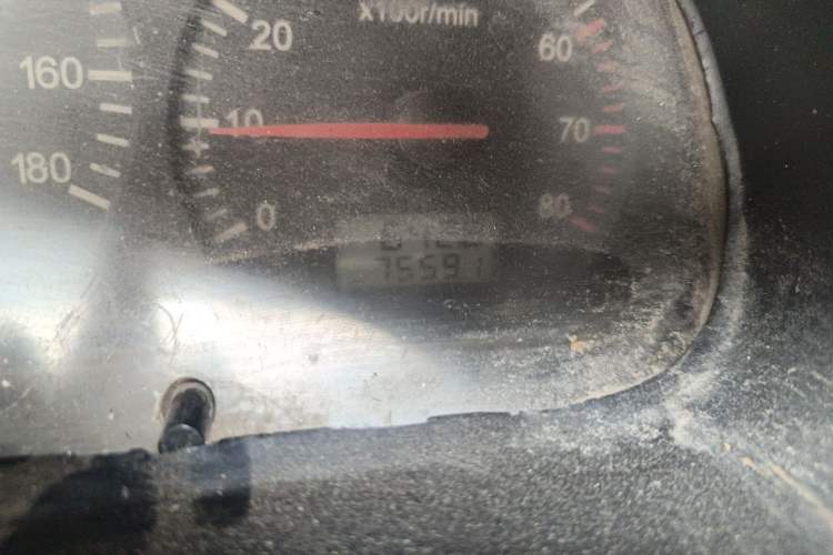 Used Jinbei Hiace 2011 2.0L 5th Generation Kuaiyunwang Luxury Edition 4G19 Odometer Close Up