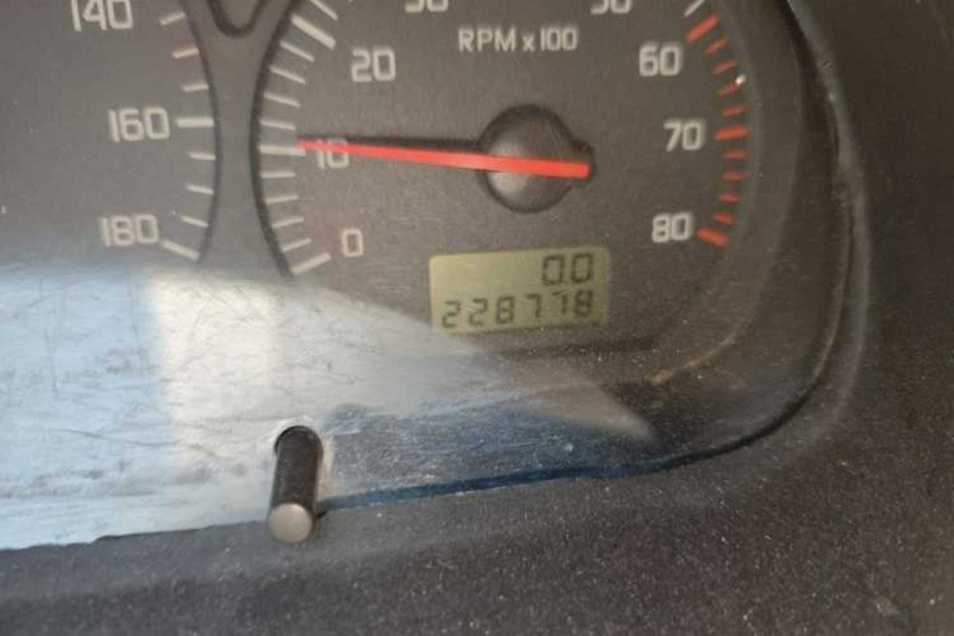 Used Jinbei Hiace 2011 2.0L 5th Generation Kuaiyunwang Standard Version 4G19 Odometer Close Up