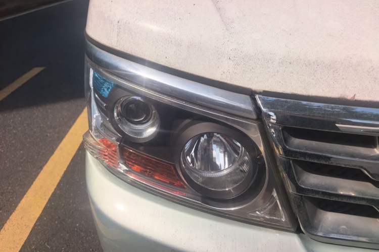 Used Jinbei Hiace 2011 2.0L Fifth-Generation Xiangyun Classic 4G20D4B Right Front Headlight