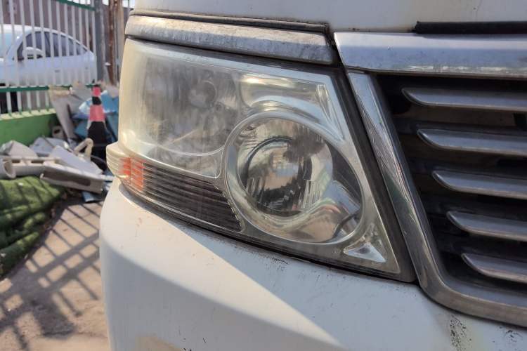 Used Jinbei Hiace 2011 2.0L 5th Generation Kuaiyunwang Standard Version 4G20B Right Front Headlight