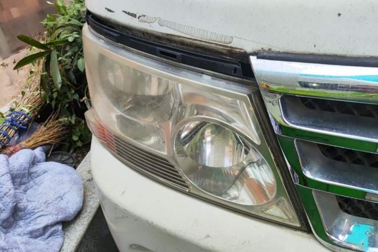 Used Jinbei Hiace 2011 2.0L 5th Generation Kuaiyunwang Standard Version 4G19 Right Front Headlight