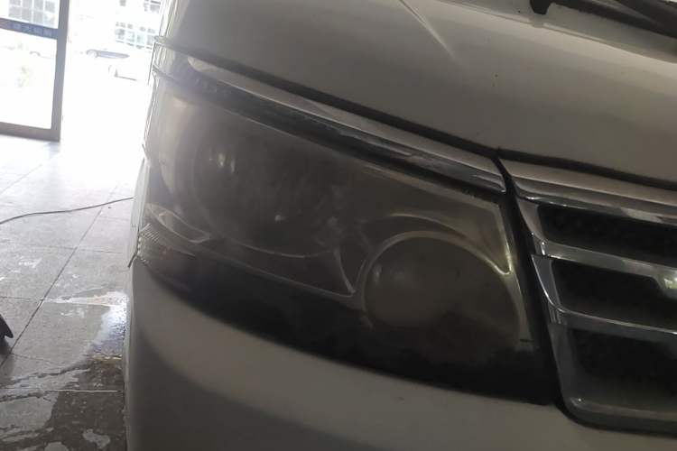 Used Jinbei Hiace 2011 2.0L 5th Generation Kuaiyunwang Luxury Edition 4G19 Right Front Headlight