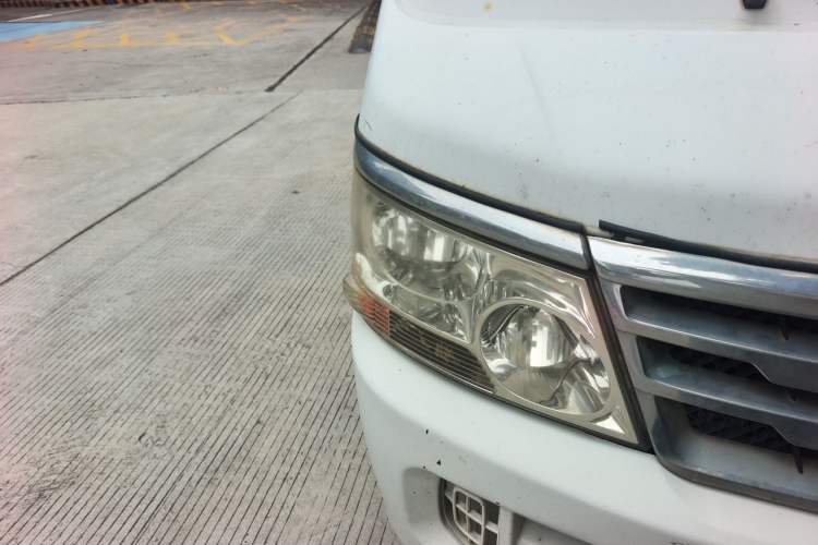 Used Jinbei Hiace 2011 2.0L 5th Generation Kuaiyunwang Luxury Edition 4G19 Right Front Headlight