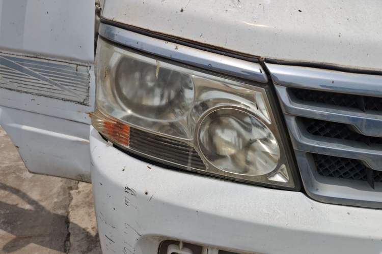 Used Jinbei Hiace 2011 2.0L 5th Generation Kuaiyunwang Luxury Edition 4G19 Right Front Headlight