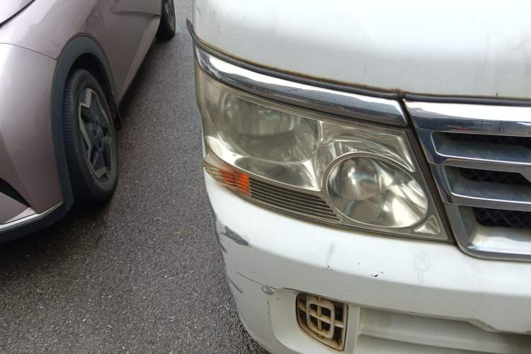 Used Jinbei Hiace 2011 2.0L 5th Generation Kuaiyunwang Luxury Edition 4G19 Right Front Headlight