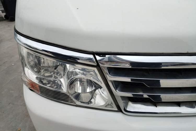 Used Jinbei Hiace 2011 2.0L 5th Generation Kuaiyunwang Standard Version 4G20B Right Front Headlight
