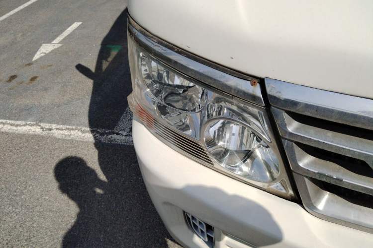 Used Jinbei Hiace 2011 2.0L 5th Generation Xiangyun Comfort Version 4G20D4B Right Front Headlight