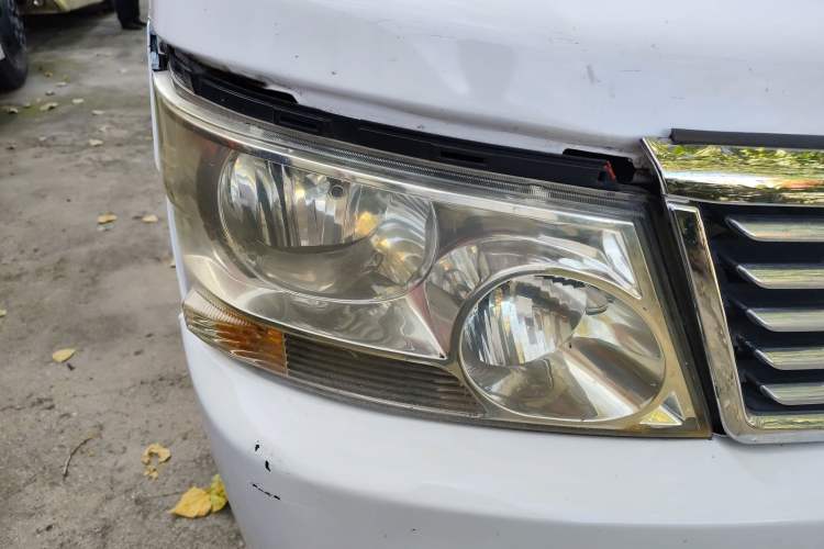 Used Jinbei Hiace 2011 2.0L Fifth-Generation Kuaiyunwang Standard Version 4G21B Right Front Headlight