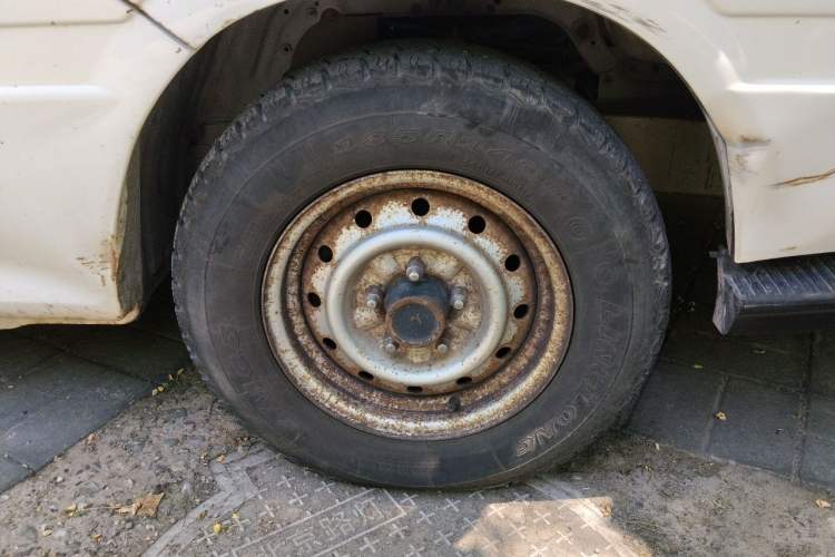 Used Jinbei Hiace 2011 2.0L 5th Generation Kuaiyunwang Comfort Type K 4G19 Right Front Wheel Hub