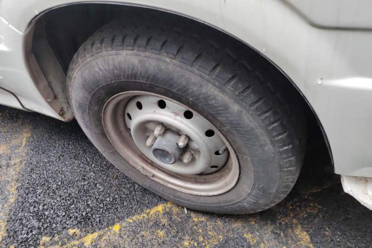 Used Jinbei Hiace 2011 2.0L 5th Generation Kuaiyunwang Comfort Z-Type 4G19 Right Front Wheel Hub