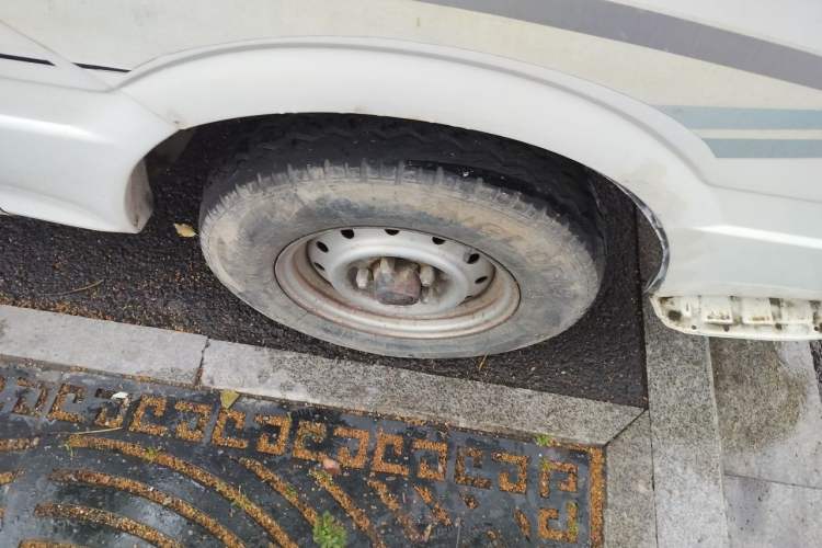 Used Jinbei Hiace 2011 2.0L 5th Generation Kuaiyunwang Standard Version 4G19 Right Front Wheel Hub