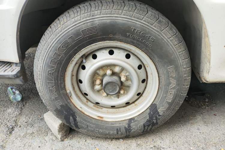 Used Jinbei Hiace 2011 2.0L 5th Generation Kuaiyunwang Standard Version 4G19 Right Front Wheel Hub