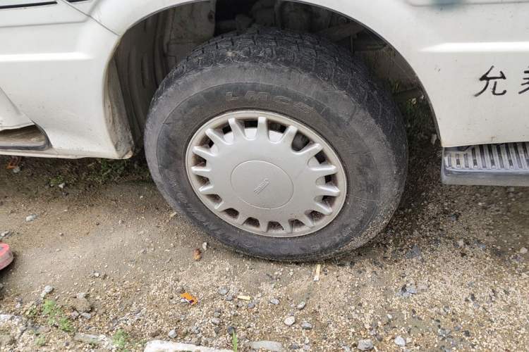 Used Jinbei Hiace 2011 2.0L 5th Generation Kuaiyunwang Standard Version 4G19 Right Front Wheel Hub