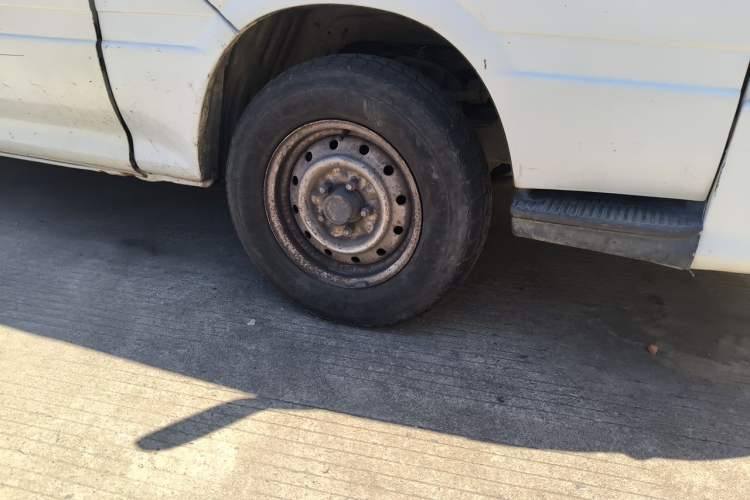 Used Jinbei Hiace 2011 2.0L 5th Generation Kuaiyunwang Standard Version 4G19 Right Front Wheel Hub