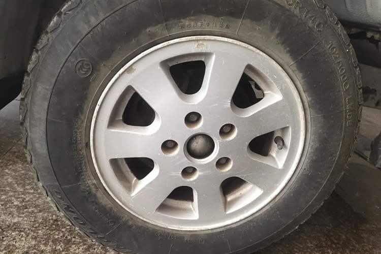 Used Jinbei Hiace 2011 2.0L 5th Generation Kuaiyunwang Luxury Edition 4G19 Right Front Wheel Hub