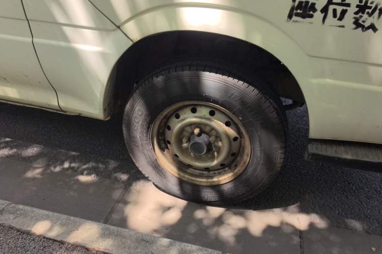 Used Jinbei Hiace 2011 2.0L 5th Generation Kuaiyunwang Comfort Z-Type 4G20B Right Front Wheel Hub