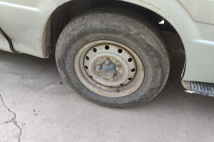 Used Jinbei Hiace 2011 2.0L 5th Generation Kuaiyunwang Comfort Type K 4G19 Right Front Wheel Hub