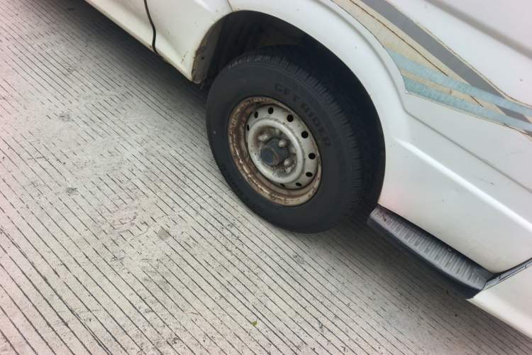 Used Jinbei Hiace 2011 2.0L 5th Generation Kuaiyunwang Luxury Edition 4G19 Right Front Wheel Hub