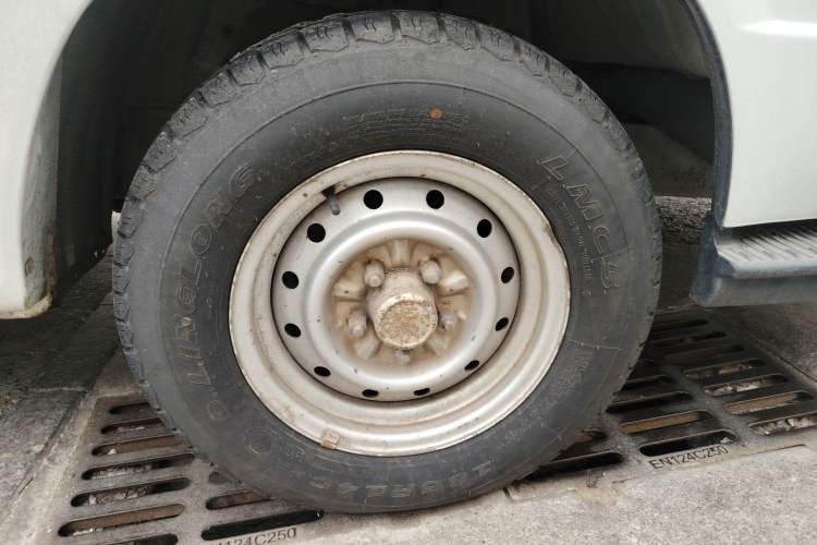 Used Jinbei Hiace 2011 2.0L 5th Generation Kuaiyunwang Luxury Version 4G20B Right Front Wheel Hub