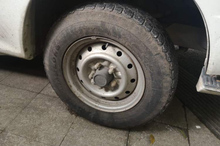 Used Jinbei Hiace 2011 2.0L 5th Generation Kuaiyunwang Luxury Version 4G20B Right Front Wheel Hub