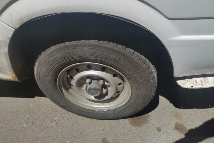 Used Jinbei Hiace 2011 2.0L 5th Generation Kuaiyunwang Standard Version 4G19 Right Front Wheel Hub